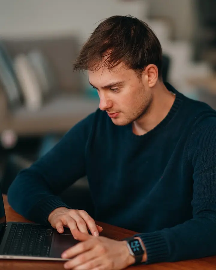 Filip Rudrich am Laptop