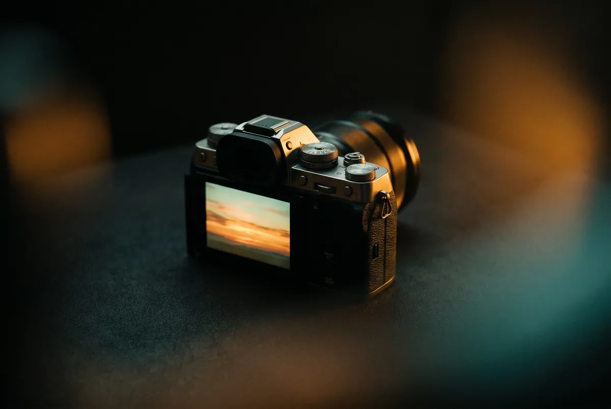 Systemkamera im warmen Licht bei einem Fotoshooting für ein Unternehmen aus Erlangen