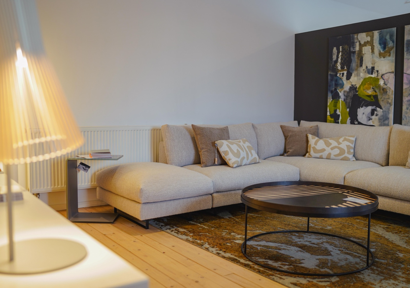 Wohnbereich mit Sofa-Landschaft aus der Sensus-Möbel-Ausstellung